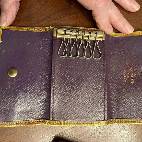 Louis Vuitton preloved key holder! Authentic - Picture 6 of 8